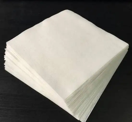 Polyester fiber and wood pulp composite spunlace cloth